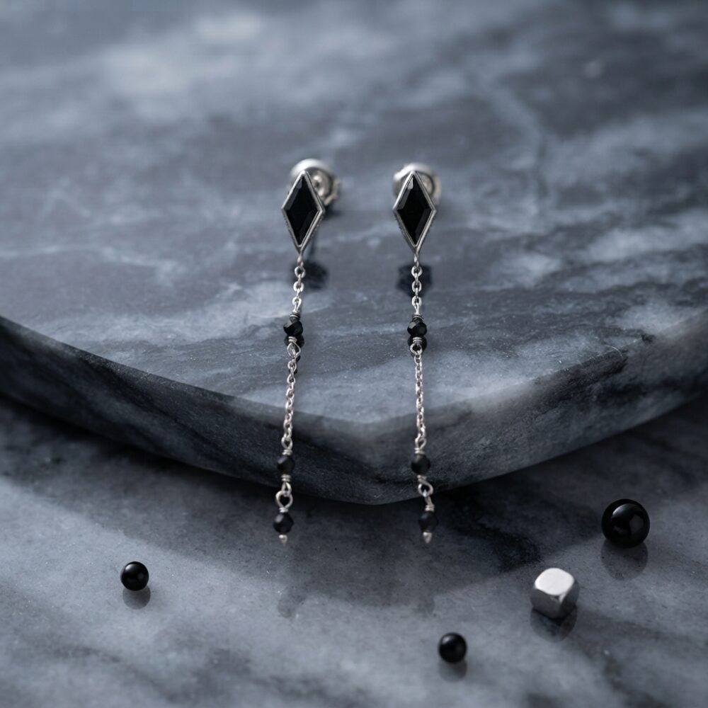 Alternative view of Boucles d'oreilles argent rhodié losange pierre spinelle noire