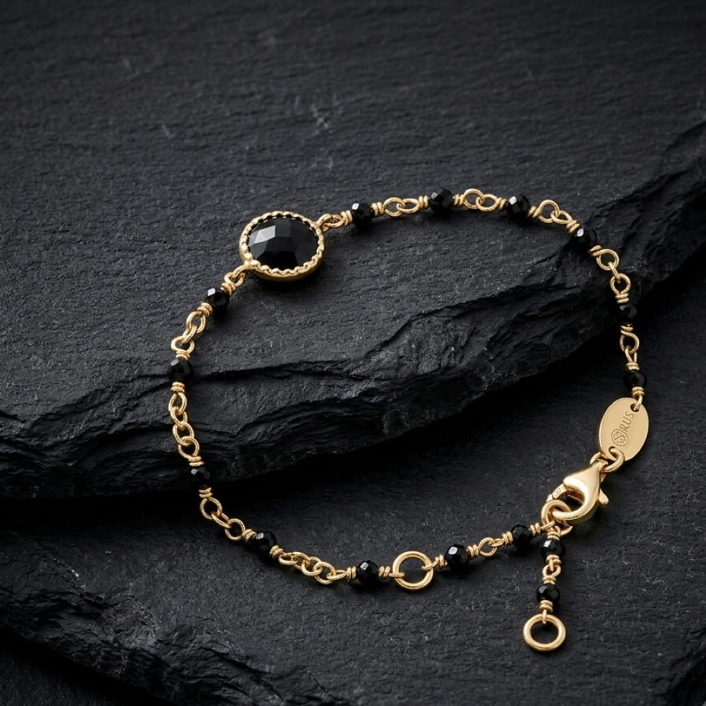 Alternative view of Bracelet argent doré perles naturelles spinelle noire et médaillon