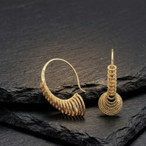 Boucles d'Oreilles Créoles Sculpturales Argent Doré Finition Diamantée Éclat Moderne 4