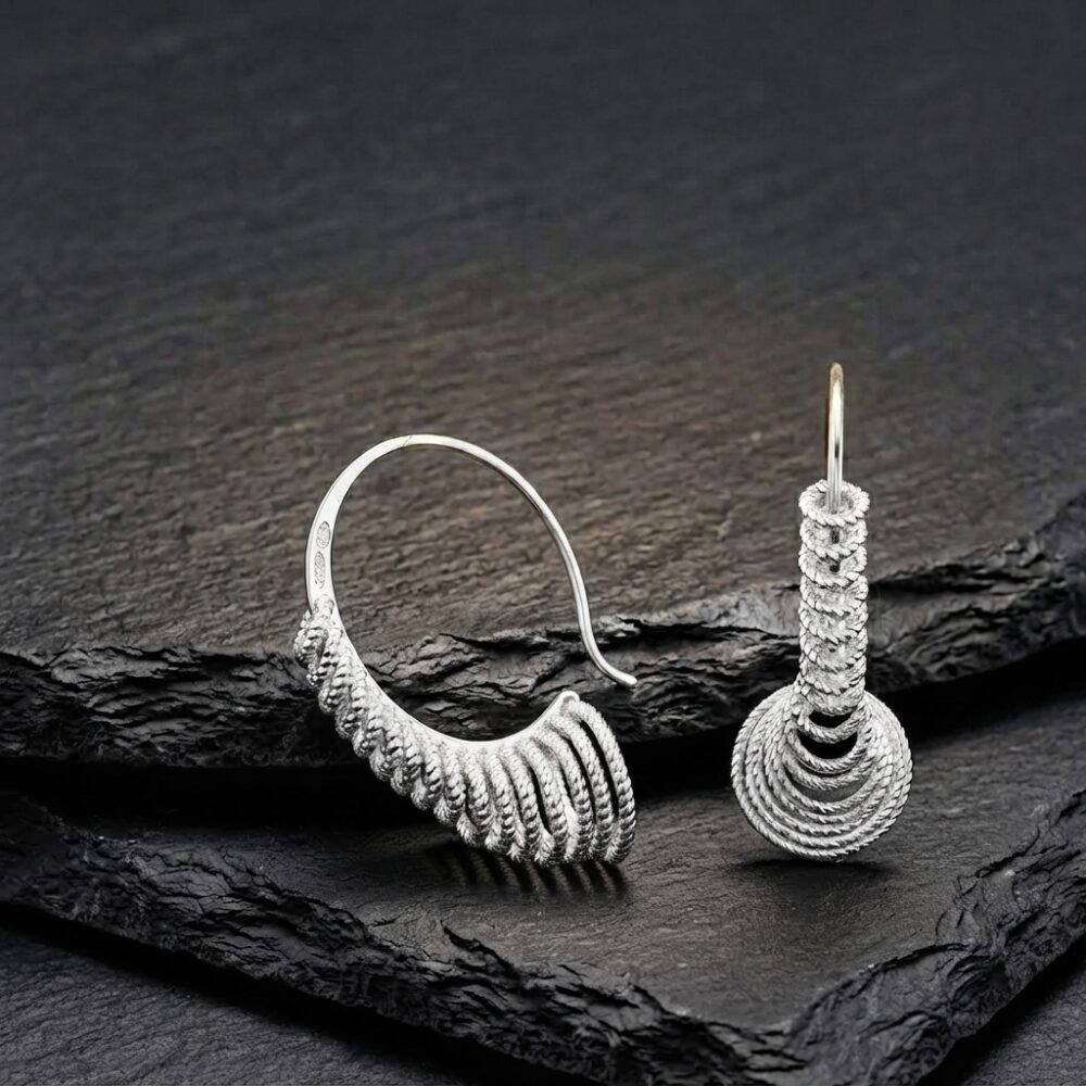 Alternative view of Boucles d'Oreilles Créoles Sculpturales Argent Rhodié Finition Diamantée Éclat Moderne