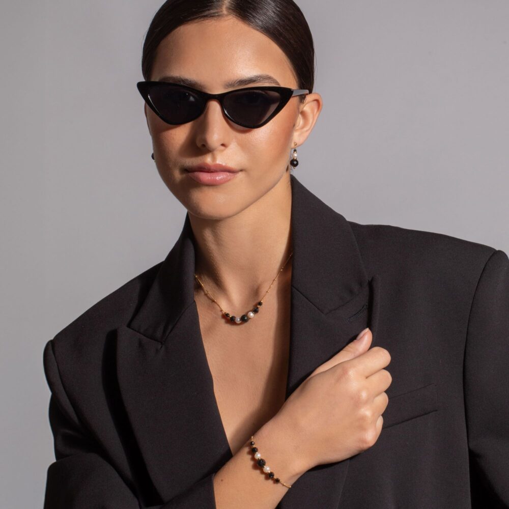 Alternative view of Boucles d'Oreilles Pendantes "Éclat Nocturne" en Argent Doré, Perle de Culture et Pierres Noires Facettées