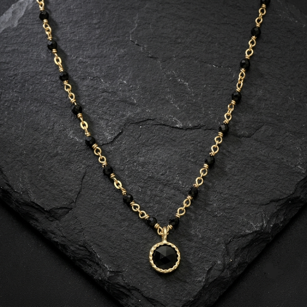 Alternative view of Collier argent doré  perles naturelles spinelle noir et médaillon
