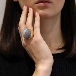 bague-a-volume-carree-en-argent-dore-et-pierre-naturelle-agate-grise Bague à volume carrée en argent doré et pierre naturelle agate grise 5