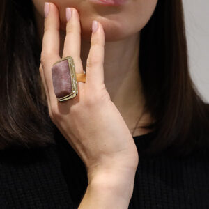 bague-a-volume-rectangle-en-argent-dore-et-pierre-naturelle-quartz-fraise Bague à volume rectangle en argent doré et pierre naturelle quartz fraise 5