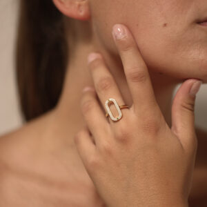Bague argent ovale doré sertie de zirconium 8