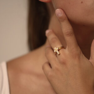 Bague argent croix doré sertie de zirconiums 8