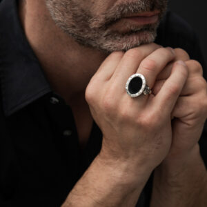 Bague homme chevalière argent pierre onyx têtes de mort memori mento 4