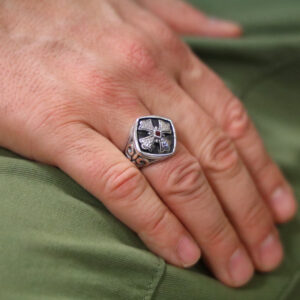 bague-chevaliere-homme-argent-croix-de-malte-et-grenat Bague chevalière homme argent croix de malte et grenat 8