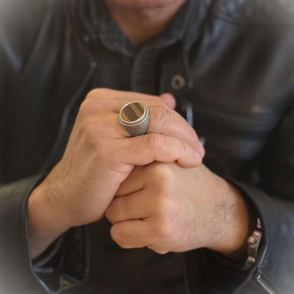 Alternative view of Bague chevalière homme œil de tigre énigmatique argent