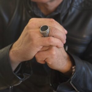 bague-chevaliere-homme-onyx-enigmatique-argent Bague chevalière homme onyx énigmatique argent 5