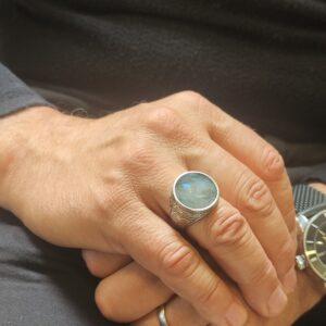 bague-chevaliere-homme-poetique-labradorite-argent Bague chevalière homme poétique labradorite argent 5