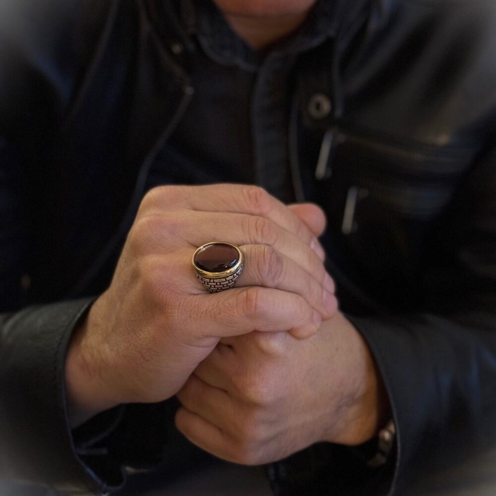 Alternative view of Bague homme œil argent doré pierre œil de tigre rouge