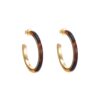 Boucles d'oreilles créoles modèle en argent doré et résine marron 1