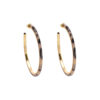 Boucles d'oreilles créoles modèle moyen en argent doré et résine noire et blanche 1
