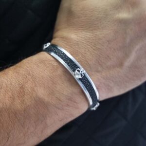 bracelet-jonc-tete-de-mort-argent-et-galuchat Bracelet jonc tête de mort argent et galuchat 9