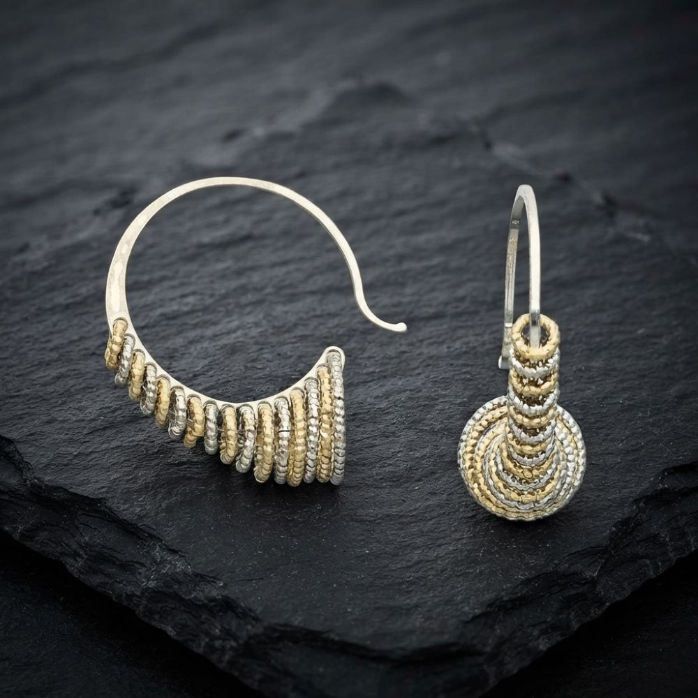 Alternative view of Boucles d'Oreilles Créoles Sculpturales Argent Bicolore Finition Diamantée Éclat Moderne
