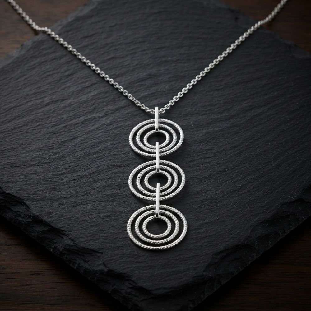 Alternative view of Collier Pendentif Anneaux superposés Rhodié