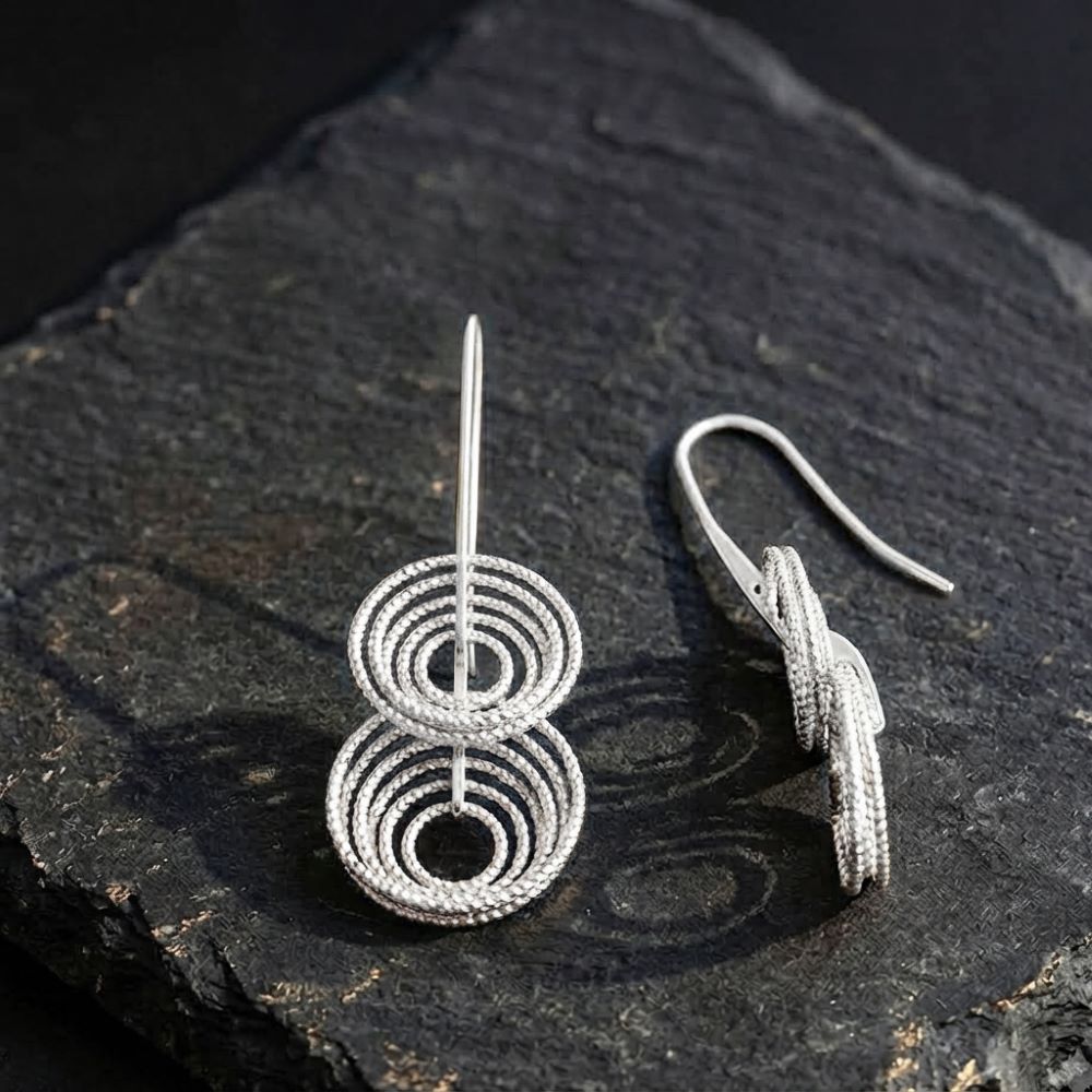 Alternative view of Boucles d’Oreilles Pendantes Cercles Entrelacés en Argent Rhodié Finition Diamantée Scintillante
