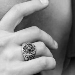 chevaliere-croix-pierre-rouge-argent Chevalière homme croix pierre noire argent 4