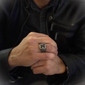 chevaliere-homme-argent-lesprit-du-roi-noire-onyx Chevalière homme argent l’esprit du roi onyx noir 5