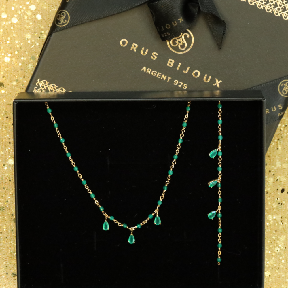 Gift box for women's gold necklace and bracelet with green natural stones 1